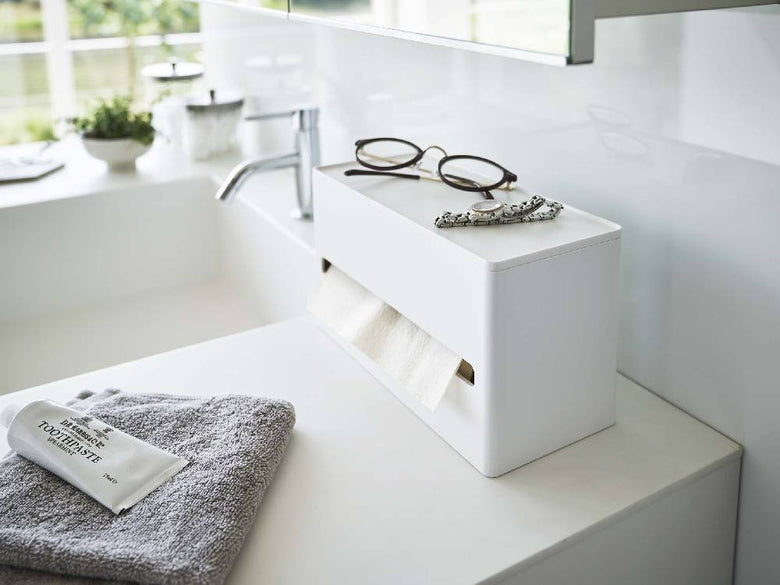 浴室のシンク上に置かれた【smart/スマート】両面ティッシュケースと銀色の蛇口、タオルが配置されたインテリア
