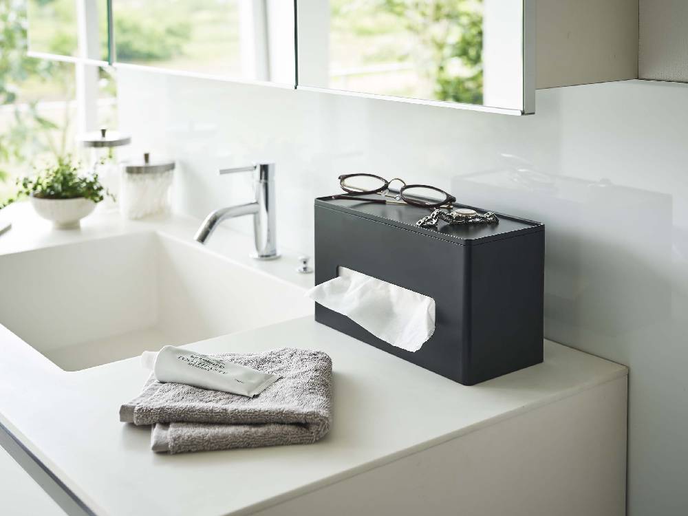浴室の洗面台に設置された【smart/スマート】両面ティッシュケース。シルバーの配管金具やセラミック製シンク、浴室キャビネットと共に配置されています。
