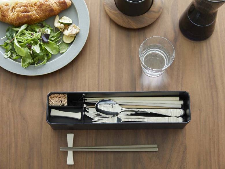 幅328mmの蓋付きカトラリーケース「tower/タワー」ロングタイプ。アクリル樹脂製の蓋とABS樹脂製の容器で、テーブルウェアやカトラリーを整理できるキッチン用収納ボックス