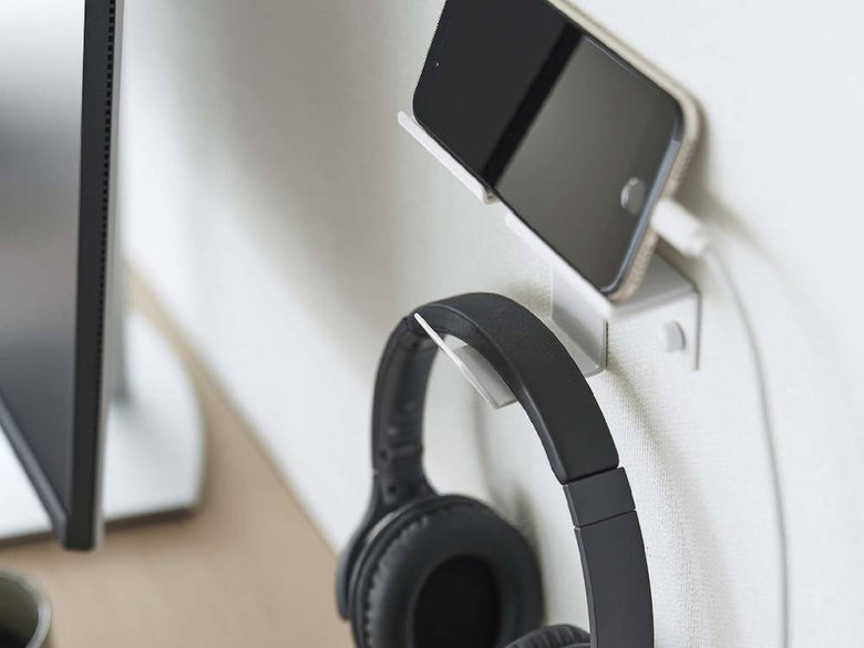 【smart/スマート】ウォール スマートフォン＆ヘッドホンホルダーにスマートフォンとヘッドホンが掛かっている