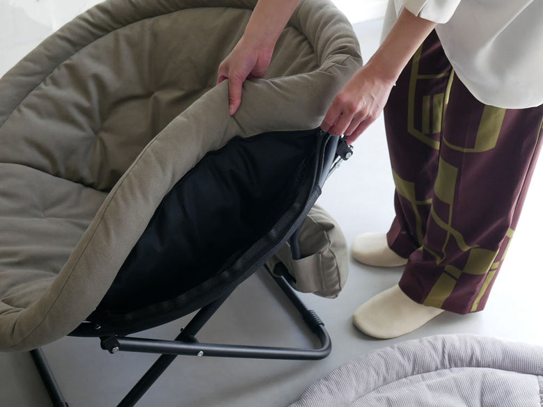 Comore Sunのグレー2wayフォールディングチェアがリビングルームの木製フロアに設置されている様子