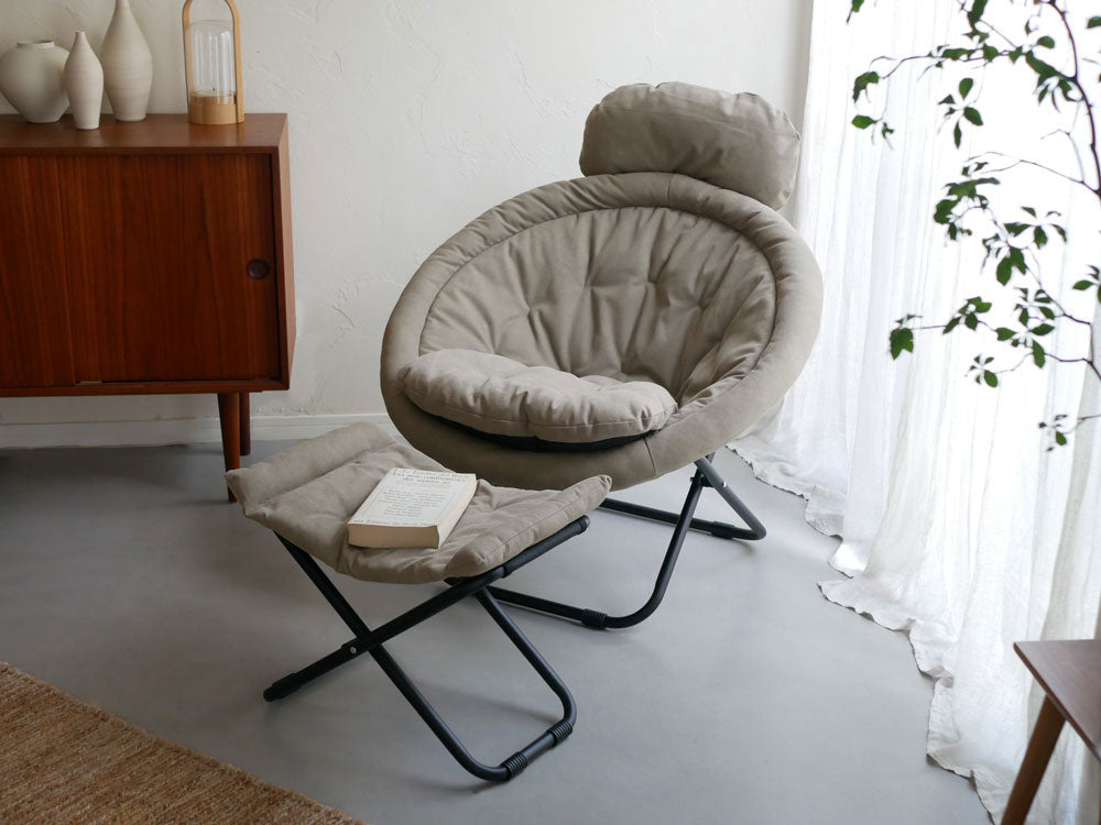 リビングルームの木製フローリング上に置かれたグレーの2way フォールディングチェア