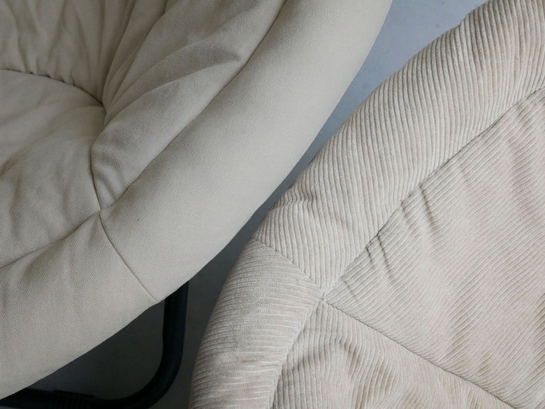 リビングルームの木製床に配置されたグレーの【Comore Sun】2wayフォールディングチェア。快適なインテリア家具。