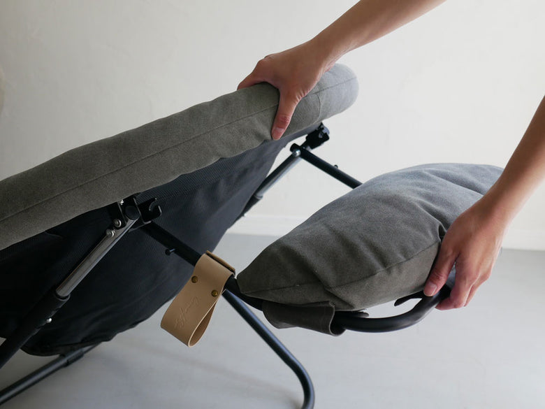 灰色のキャンバス製2wayフォールディングチェア、快適なクッション付き