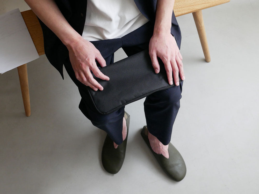 レプリエノイエルッツの携帯スリッポンLバッグ。PU合成皮革とナイロン素材を使用したコンパクトで快適なデザインの画像。