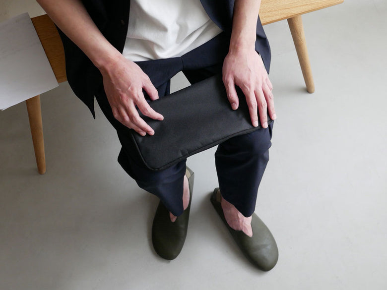 レプリエノイエルッツの携帯スリッポンLバッグ。PU合成皮革とナイロン素材を使用したコンパクトで快適なデザインの画像。