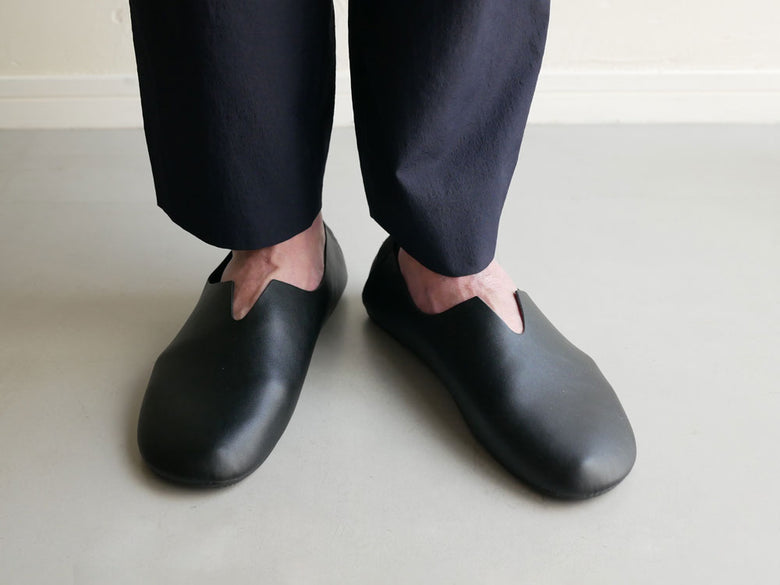 レプリエノイエルッツの携帯スリッポンLを履いた足と足首の写真