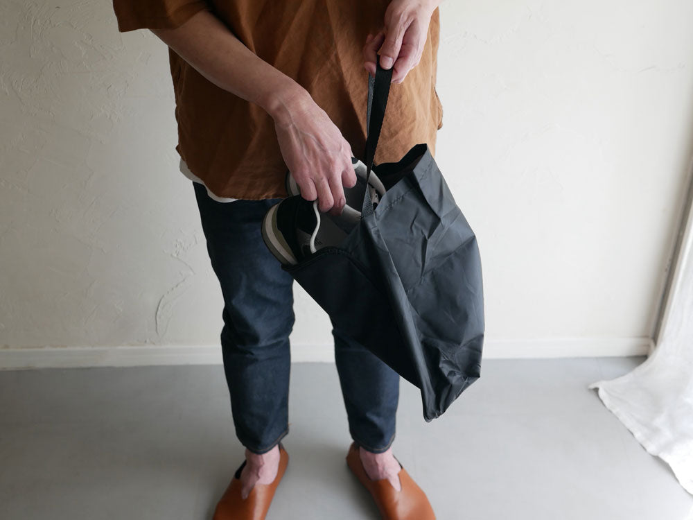 レプリエノイエルッツ携帯スリッポンL、合成皮革製でショルダーストラップ付きのトートバッグ。複数のポケットを備えたハンドバッグです。