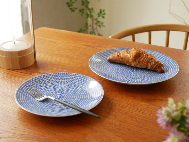 アラビアの24hアベックプレート。陶磁器製のプレートとソーサーがセットになった上質なテーブルウェア。