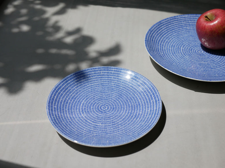 アラビア24hアベックの青色陶磁器プレート。ダイニング用ディナーウェアセットの一部。