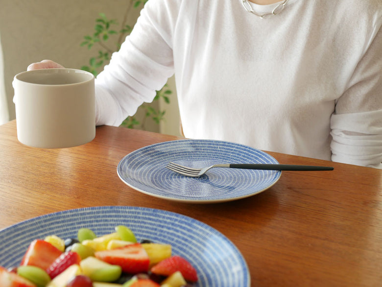 アラビア製24hアベックプレート、白い陶磁器の食器セットがテーブルに並べられている様子