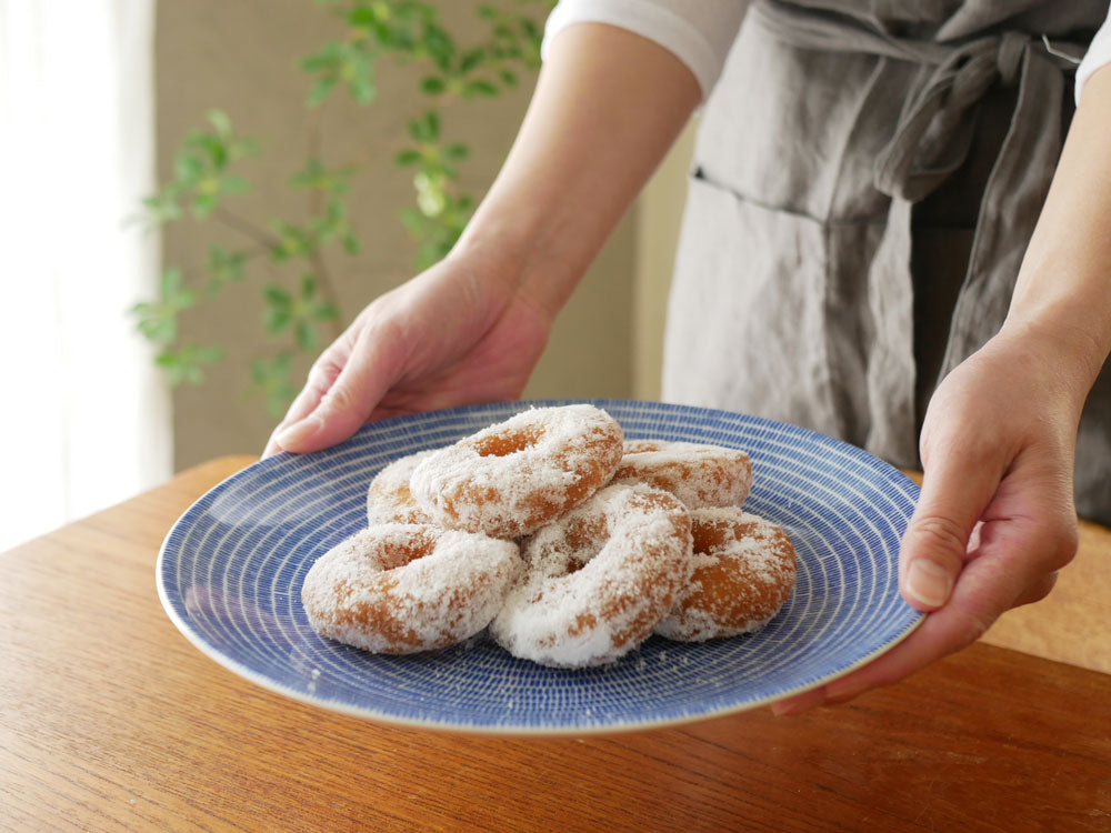 アラビアの24hアベックプレートに盛り付けられたドーナツやベーグルなどのデザート