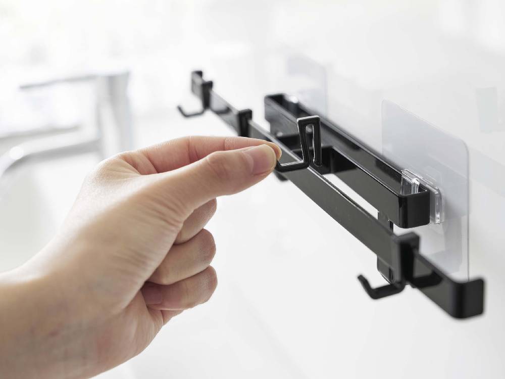 towerブランドの銀色スチール製フィルムフックサニタリーハンガー。ハンドルとヒンジが特徴的な家庭用金具