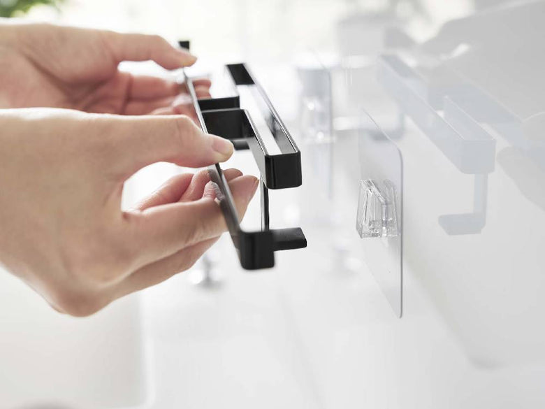 銀色のスチール製タワーフックサニタリーハンガー。家庭用ハードウェアとして壁に取り付け可能