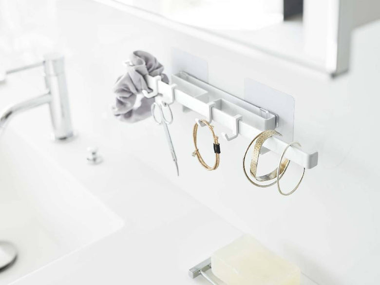 タワー【フィルムフックサニタリーハンガー】のスチール製本体にシリコーンキャップが取り付けられ、ポリカーボネート製フィルムフックが配置された製品の詳細画像