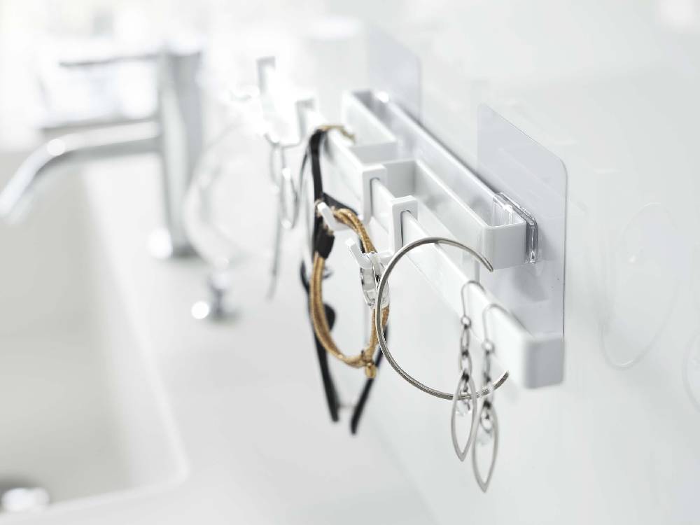 スチール製の銀色タワーフィルムフックサニタリーハンガーが壁に取り付けられている様子