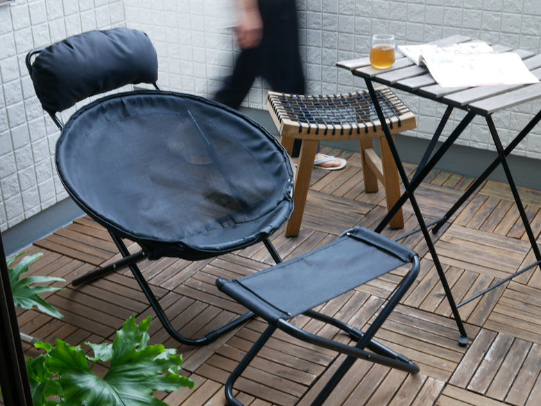 灰色の折りたたみ可能なアウトドアチェアと木製コーヒーテーブルが配置された屋外家具セット