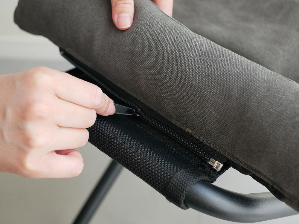 グレーのレザー張りリクライニングチェア、快適な座り心地を提供するアームレスト付き