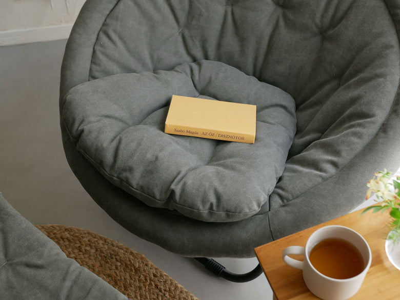 リビングルームの木製フローリングに配置されたグレーの2wayフォールディングチェア用キャンバスクッションと犬用ベッド