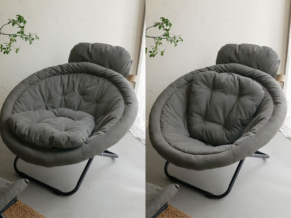 リビングルームの木製床に配置されたグレーの2wayフォールディングチェア用キャンバスクッション