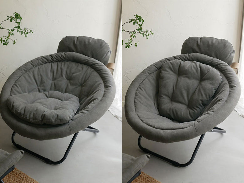 リビングルームの木製床に配置されたグレーの2wayフォールディングチェア用キャンバスクッション