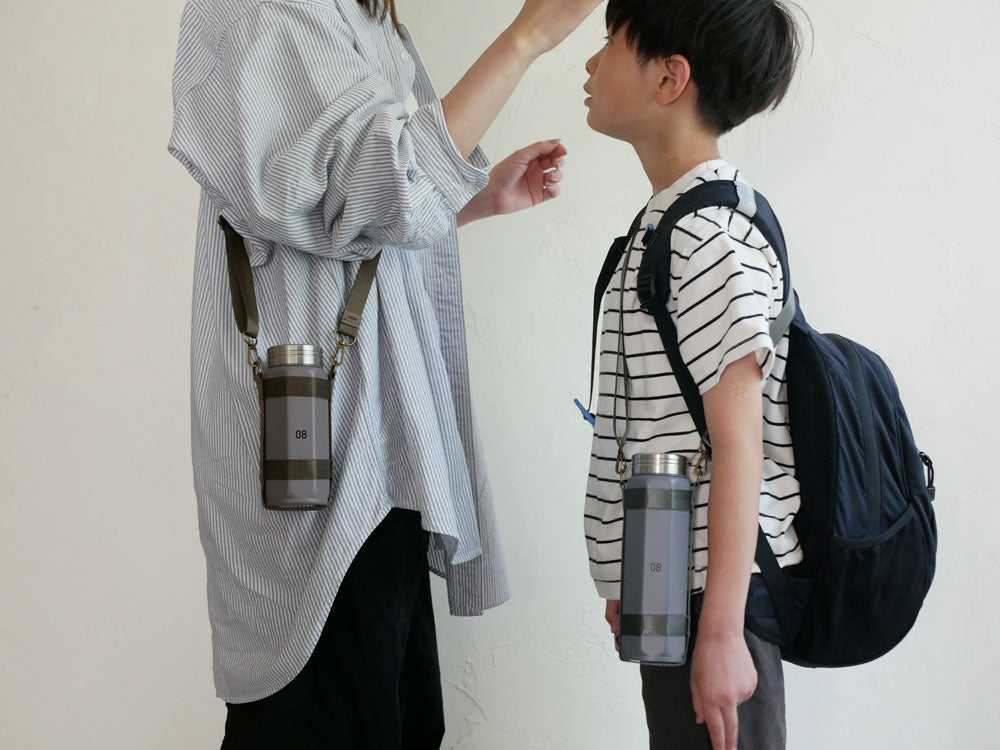 CB JAPANのholmsオクタボトルロングショルダー。チェック柄のバックパックタイプで、複数のポケットとストラップが特徴的な耐久性の高いバッグ。