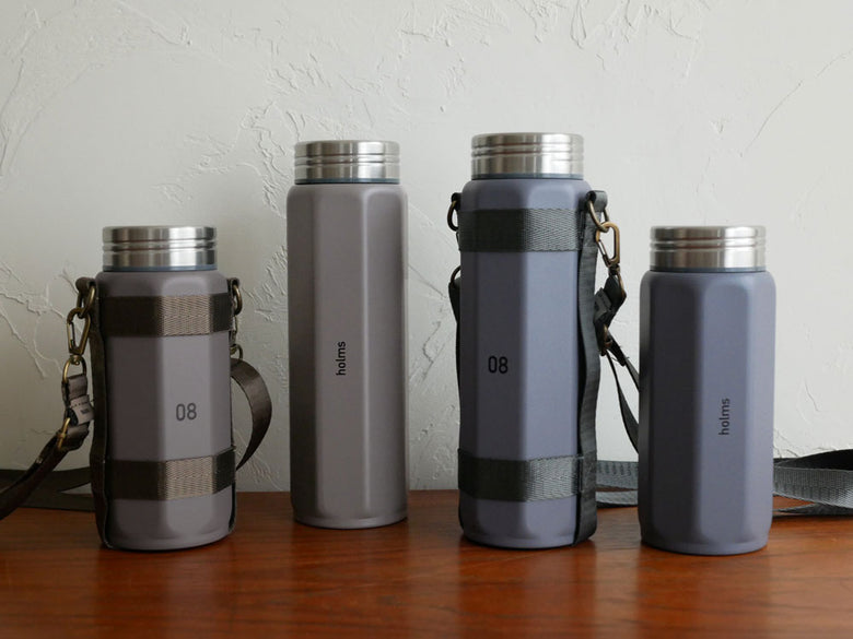 シービージャパン製ホルムス オクタボトル ロングショルダー、ステンレス鋼の銀色真空フラスコとプラスチック製蓋