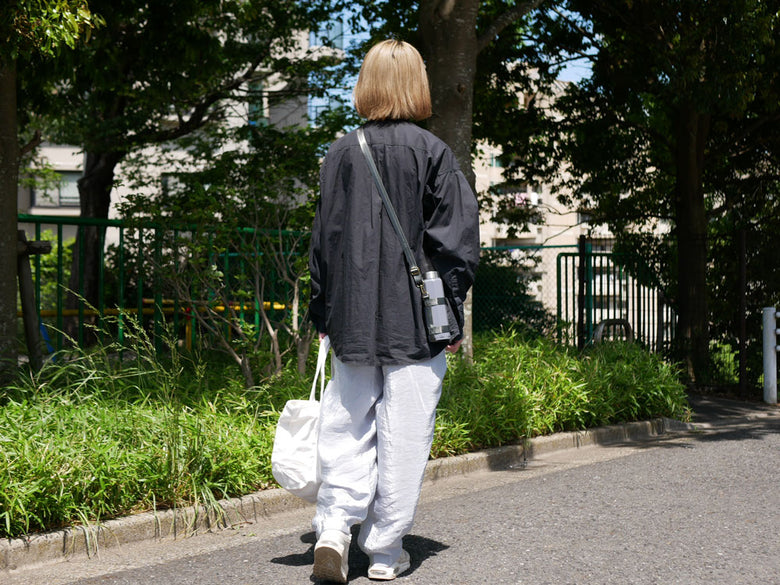 CB JAPANのholmsオクタボトル対応グレーのデニムロングショルダーバッグ、バックパックスタイルで旅行やファッションに最適