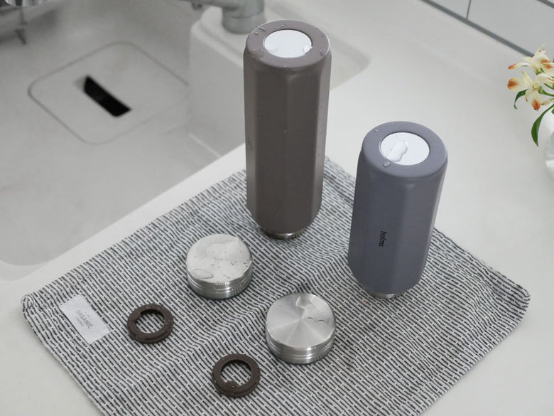 シービージャパンのholmsオクタボトル ロングショルダー、シルバー色のステンレス製シリンダー型ボトル