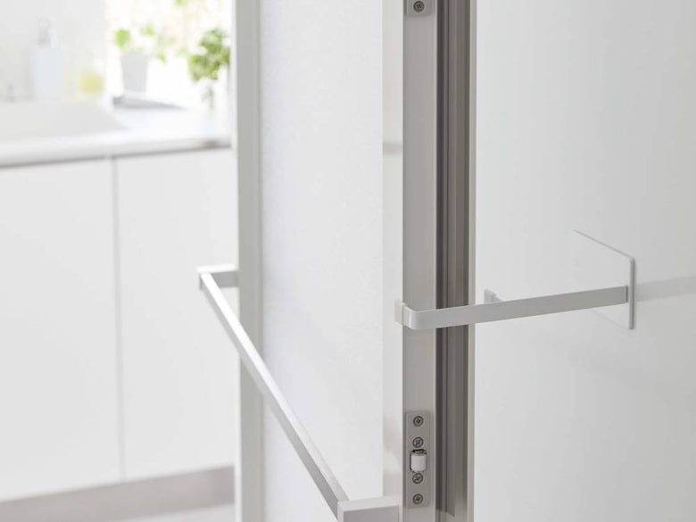 浴室の床と棚に取り付けられた金属製マグネット浴室扉ストッパー