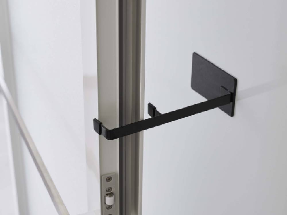 タワー製マグネット浴室扉ストッパーが装着された金属製の浴室ドア