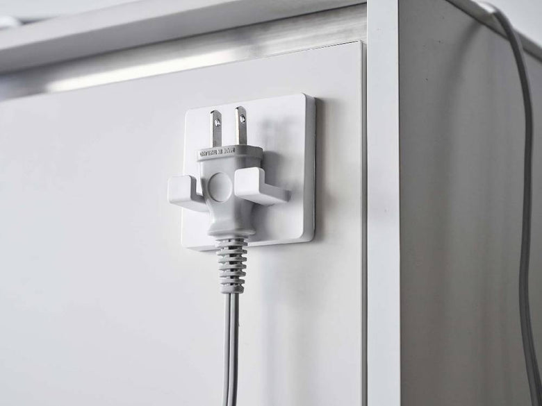 ミスト製フィルムフック シェーバーホルダーが浴室の平らな壁面にしっかりと取り付けられている様子