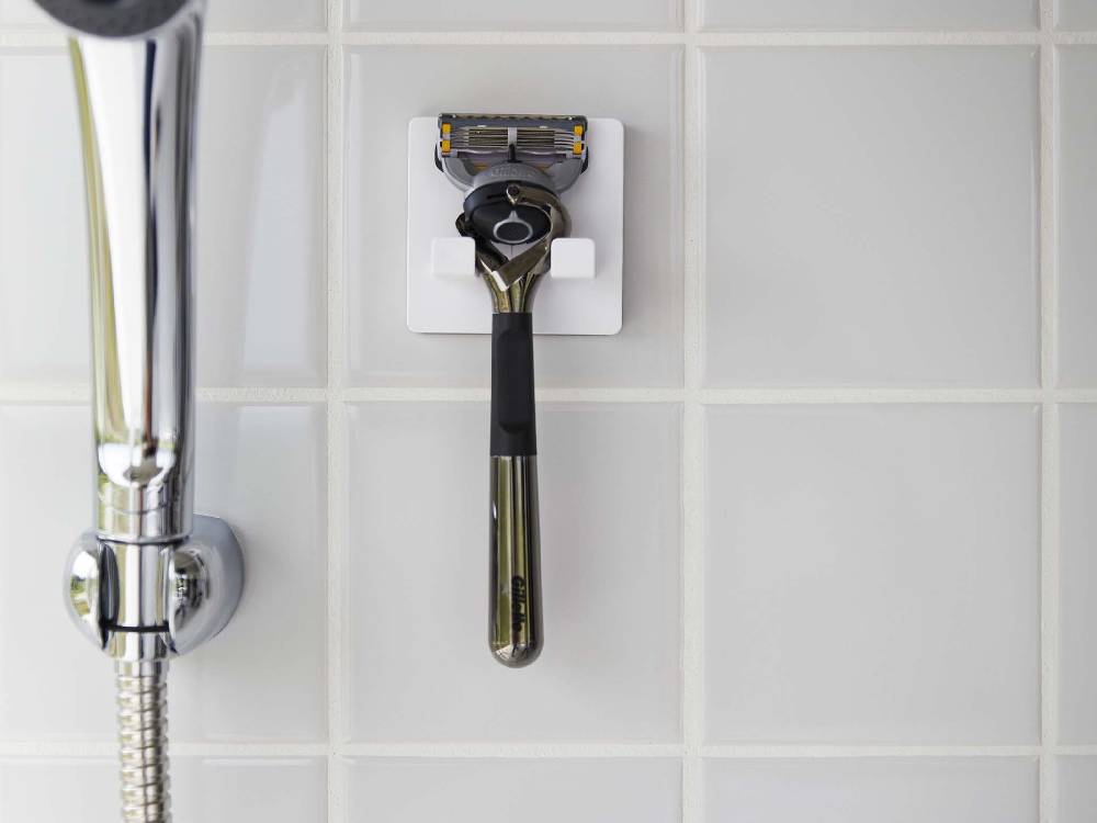 MIST/ミスト フィルムフック シェーバーホルダー。銀色のABS製本体に複数のフィルムフックが取り付けられ、壁面に設置されている様子。