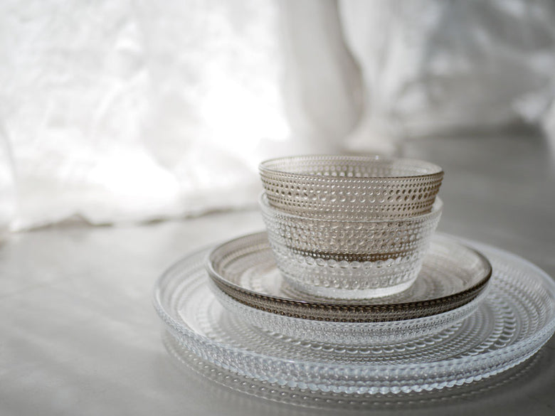 イッタラ製無鉛ガラスのカステヘルミボウル、ダイナーウェアセットとしてテーブルに配置された食器