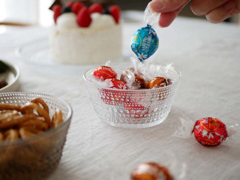 イッタラのカステヘルミ無鉛ガラスボウルにカラフルなキャンディやデザートが盛り付けられている