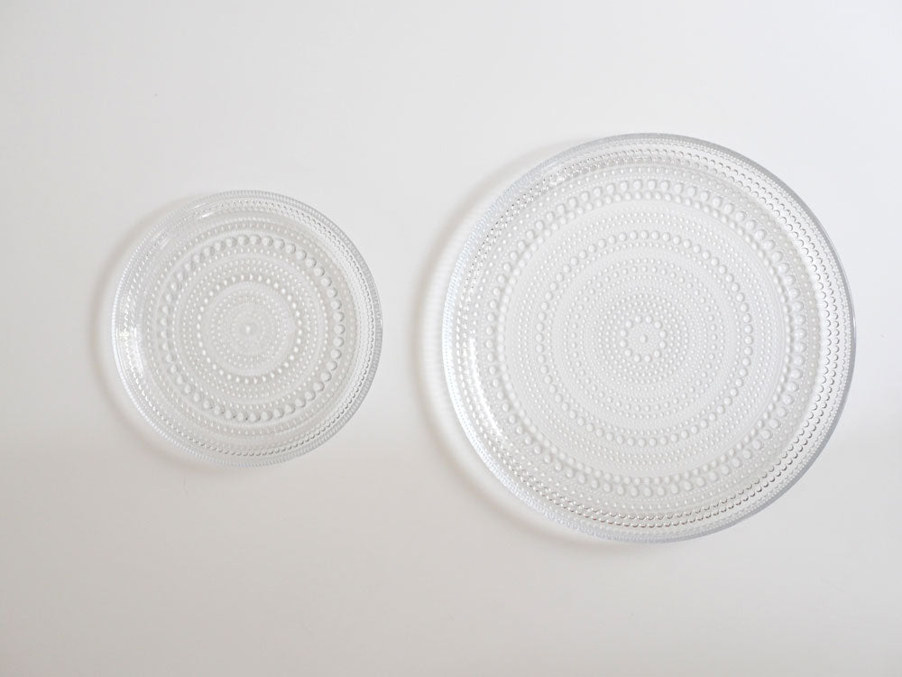 フィンランド製イッタラのカステヘルミ無鉛ガラスプレートセット。オーバル型の17cmと24.8cmのプレートがサービングトレイに並べられています。