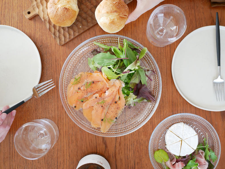 フィンランド製イッタラのカステヘルミ無鉛ガラスプレートに盛られた野菜料理と食器が整えられたテーブルセッティング