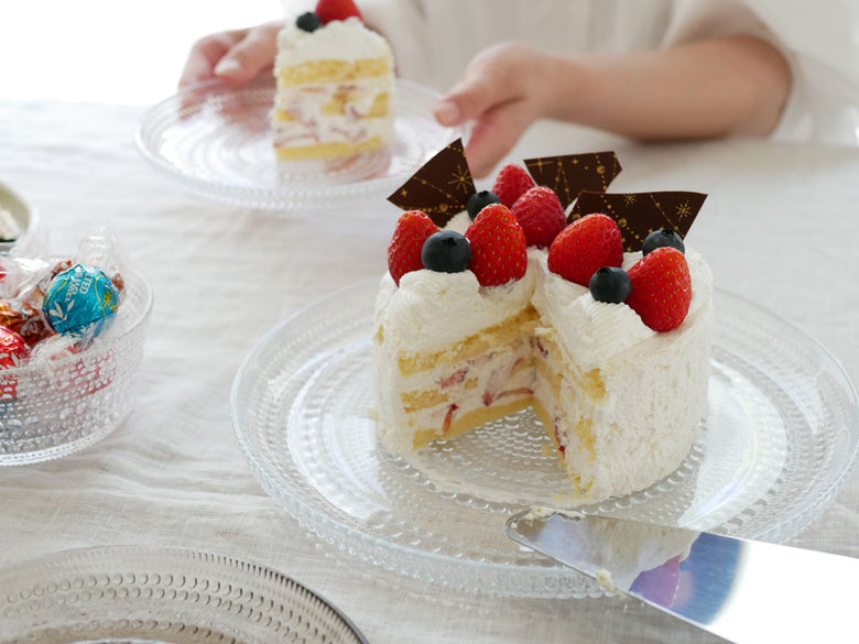 フィンランド製イッタラの無鉛ガラスカステヘルミプレートに盛り付けられたケーキとストロベリーのデザート