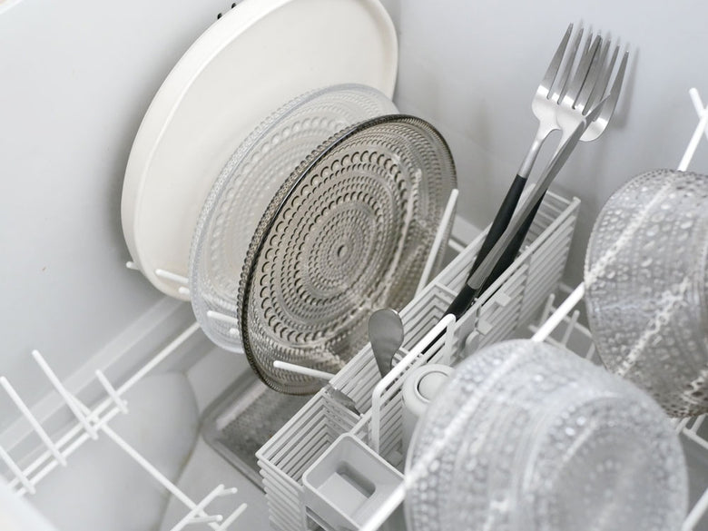 イッタラ カステヘルミ 無鉛ガラス製17cmと24.8cmのプレートがキッチンで並べられている様子