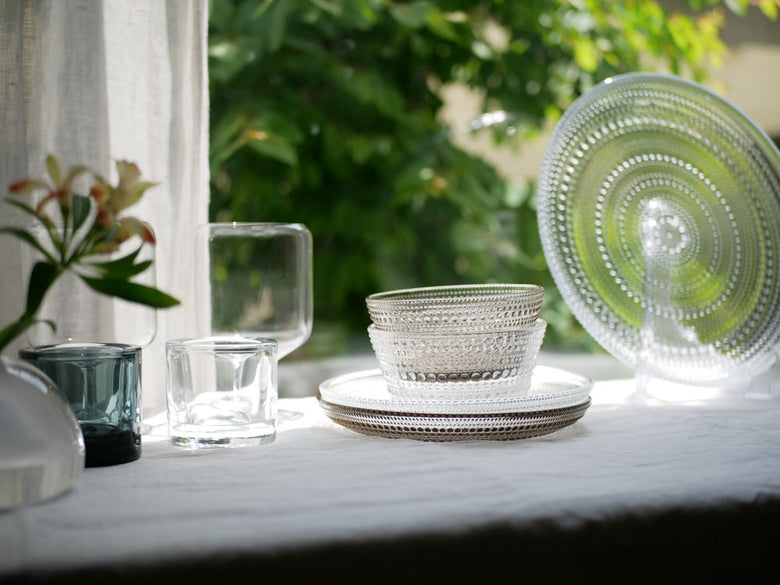 イッタラのカステヘルミシリーズ17cm無鉛ガラスプレート。フィンランド製で食洗機対応のディナーウェアセットの一部。