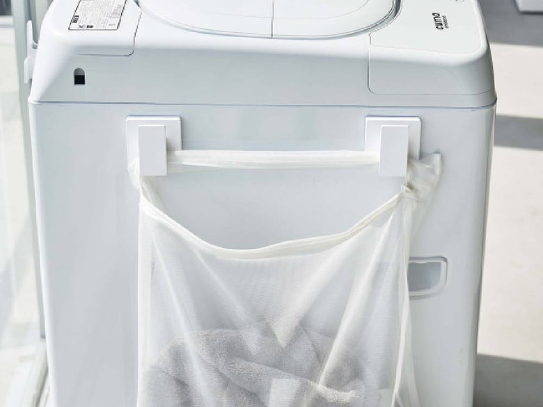 洗濯室に配置された洗濯機と衣類乾燥機などの主要家電製品