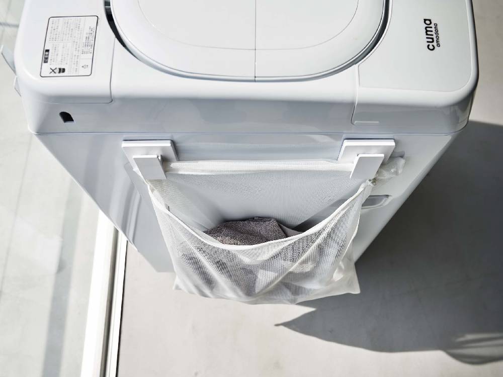 洗濯機や衣類乾燥機などの家庭用電化製品が配置された洗濯室の内部