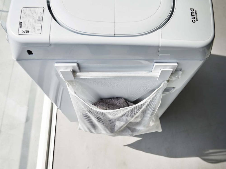 洗濯機や衣類乾燥機などの家庭用電化製品が配置された洗濯室の内部