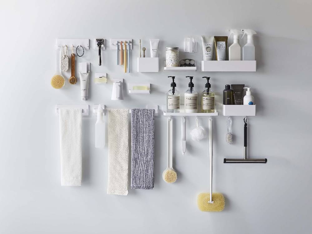 MISTフィルムフックワイドクリップ2個セットがキッチン棚に掛けられている写真