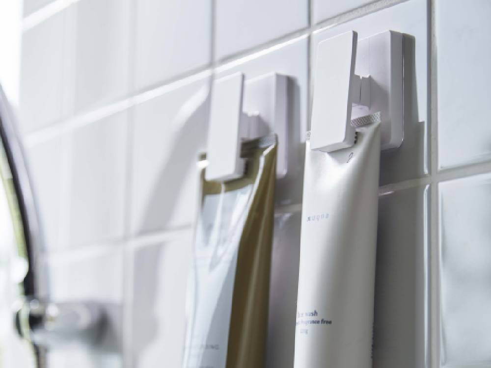 ミストブランドのフィルムフック ワイドクリップ2個組。シルバーのプラスチック製でバスルームやキッチンの平らな壁面に取り付け可能なデザイン。