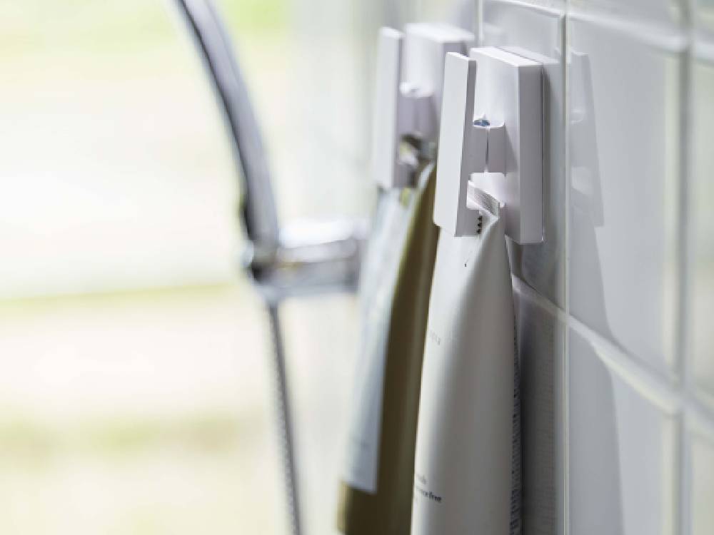 ミスト フィルムフック ワイドクリップ2個組がタイル張りの壁に取り付けられている様子