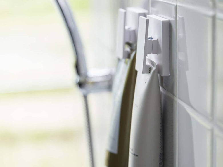 ミスト フィルムフック ワイドクリップ2個組がタイル張りの壁に取り付けられている様子