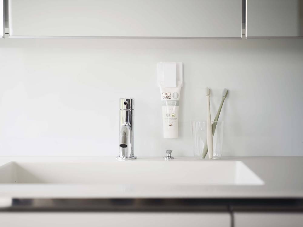 キッチンシンクのカウンタートップに設置された【MIST/ミスト】フィルムフック ワイドクリップ2個組。シルバー色のABS樹脂製で、タップやシンク周りの収納に便利に使用されています。