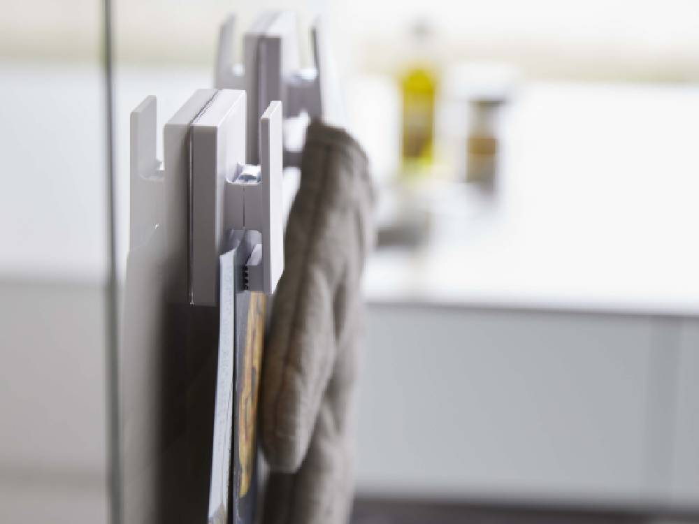 グレーとシルバーのフィルムフックが木製の板に取り付けられている様子