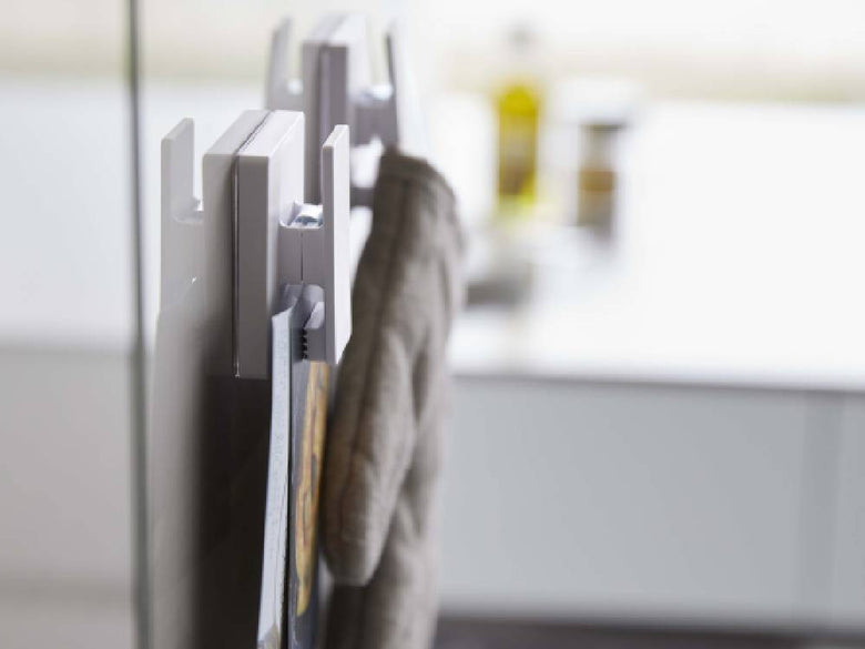 グレーとシルバーのフィルムフックが木製の板に取り付けられている様子